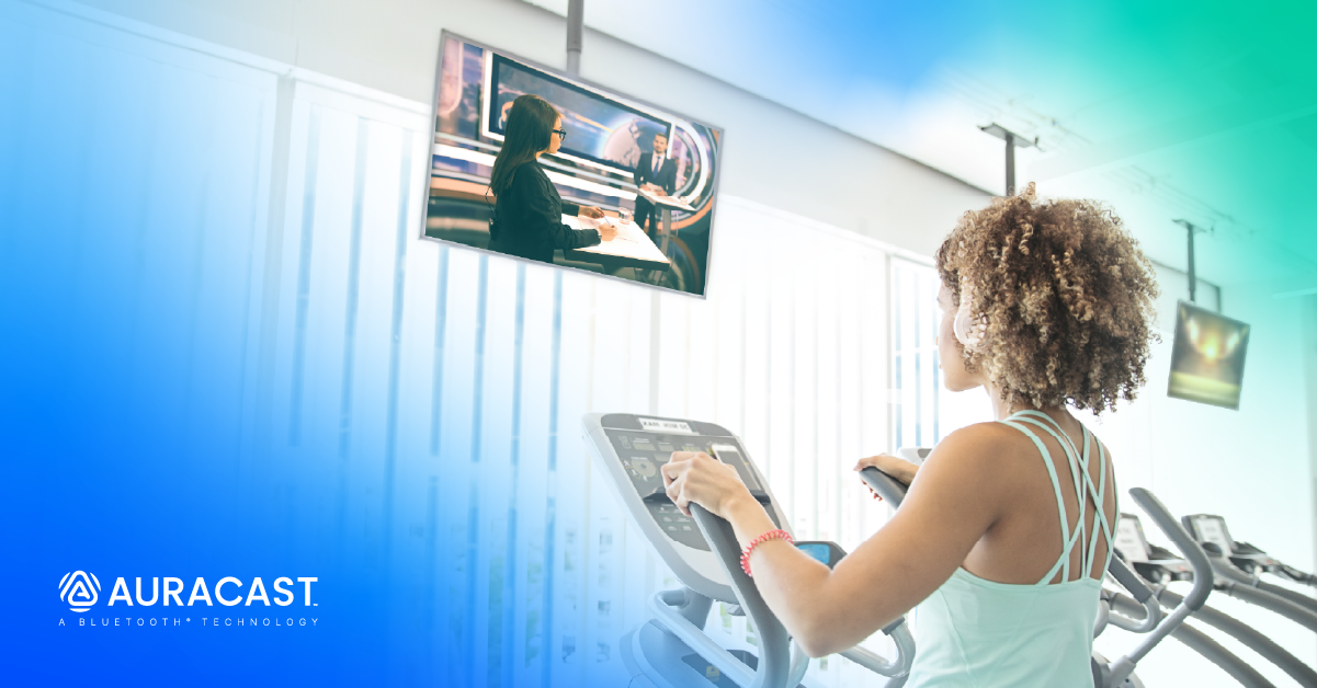Persona con auriculares frente a un televisor mientras hace ejercicio