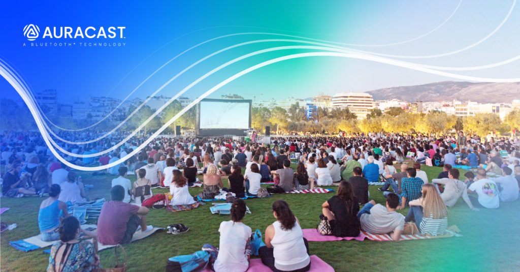 Auracast: cómo elegir auriculares para compartir audio Escena de un evento al aire libre, material de prensa de Auracast