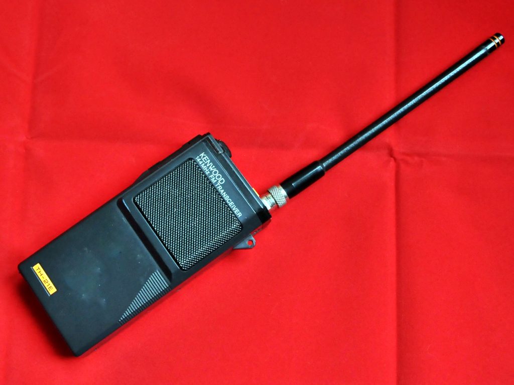 Cómo configurar un repetidor de radioaficionado Transceptor portátil de radioaficionado Kenwood